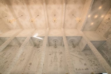 Tayland 'daki Hyuaplakang tapınağındaki Tayland tarzı kilisede çok güzel kalıplar var..