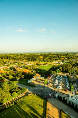 Tayland 'ın Chiang Rai eyaletinde otoparkı olan yerli bir köy..