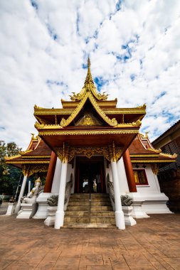 Tayland 'ın Phrae eyaletindeki bulutlu şehir sütun tapınağı..