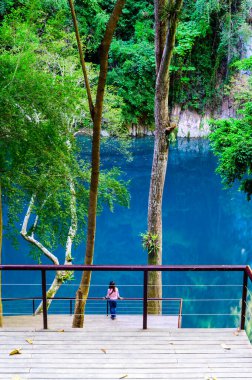 Lom Phu Khew ya da Tham Phatai Ulusal Parkı 'ndaki Mavi Göl, Lampang Eyaleti.