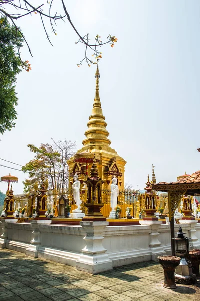 泰国Prathat Doi Wao寺的金塔 — 图库照片