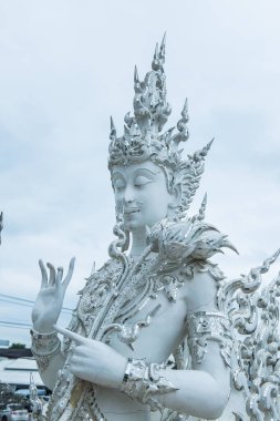 Tayland 'daki Rong Khun tapınağında kalıp sanatıyla dekorasyon..