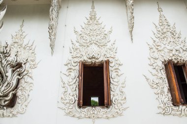 Tayland 'daki Rong Khun tapınağında kalıp sanatıyla dekorasyon..