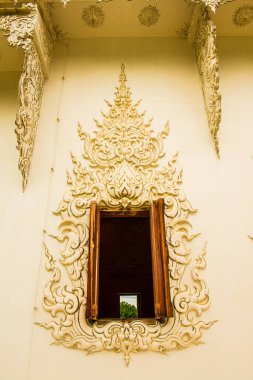Tayland 'daki Rong Khun tapınağında kalıp sanatıyla dekorasyon..