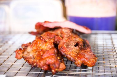 Tayland usulü kızarmış domuz eti standı, Tayland.