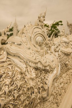 Tayland 'daki Rong Khun tapınağında kalıp sanatıyla dekorasyon..