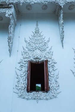 Tayland 'daki Rong Khun tapınağında kalıp sanatıyla dekorasyon..