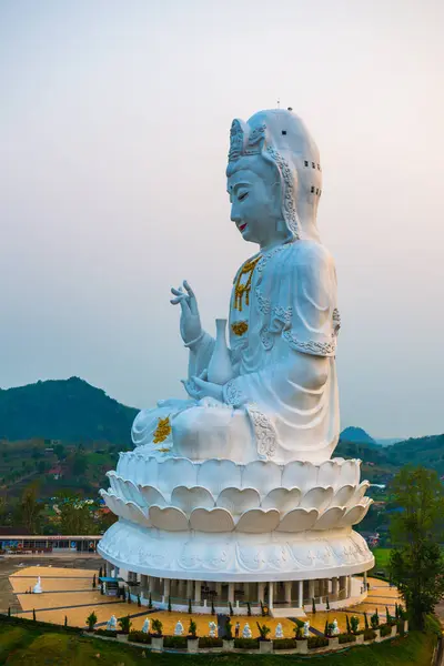 Güzel Guan Yin heykeli Huay Pla Kang tapınağında, Tayland.