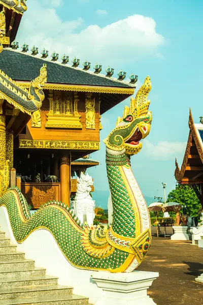 Estatua Golden Naga Tailandia —  Fotos de Stock