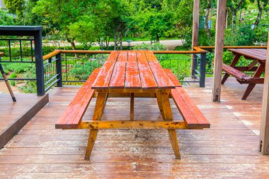 Tayland 'da ahşap zeminde masa seti..