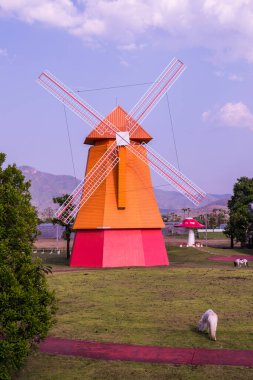Tayland 'da, parkta güzel yel değirmeni.