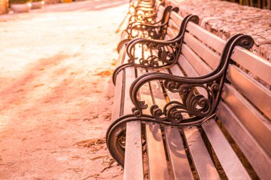 Cherntawan Uluslararası Meditasyon Merkezi, Tayland 'da Walkway ile bankta..