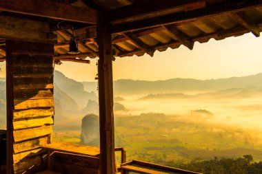 Güzel Dağ Manzaralı Ev Phu Langka Ulusal Parkı, Tayland.