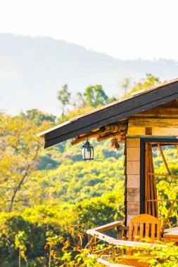 Ev ve Güzel Dağ Manzarası Phu Langka Ulusal Parkı, Tayland.