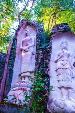 Huai Pha Kiang tapınağında kayalara Buda sanatı oymak, Tayland.