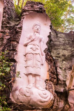 Huai Pha Kiang tapınağında kayalara Buda sanatı oymak, Tayland.
