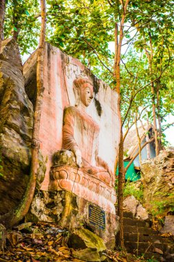 Huai Pha Kiang tapınağında kayalara Buda sanatı oymak, Tayland.