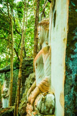 Huai Pha Kiang tapınağında kayalara Buda sanatı oymak, Tayland.