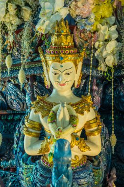 Tayland tarzı melek heykeli tapınakta, Tayland.