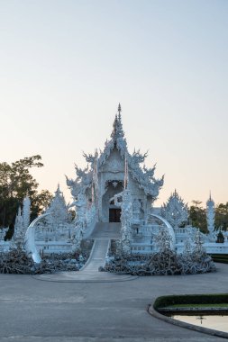 Tayland 'ın Chiang Rai bölgesindeki Rong Khun tapınağı..