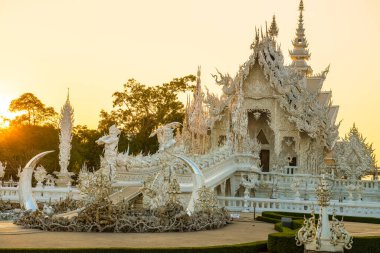 Tayland 'ın Chiang Rai bölgesindeki Rong Khun tapınağı..