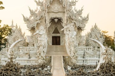 Tayland 'ın Chiang Rai bölgesindeki Rong Khun tapınağı..