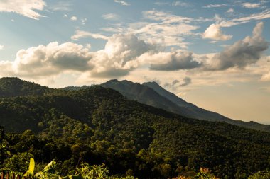 Tayland 'ın Phayao eyaletinin dağ manzarası.