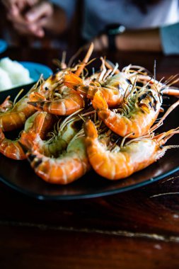 Tayland, siyah tabakta ızgara karides..