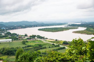 Tayland 'ın Chiang Saen şehrindeki Mekong nehrinin en üst manzarası..