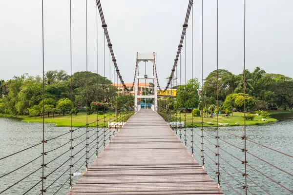 Nong Somboon Gölü, Tayland 'daki asma köprü..