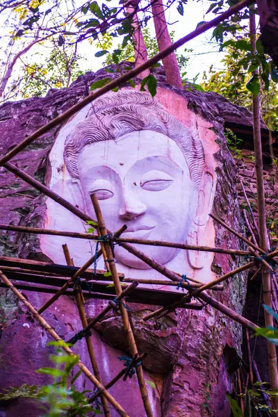 Huai Pha Kiang tapınağında kayalara Buda sanatı oymak, Tayland.