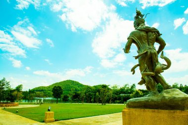 Chiang Rai 'deki meditasyon salonunun önündeki Budist heykeli.