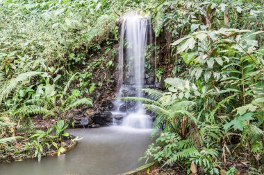 Tayland 'ın Chiang Rai eyaletindeki Khunkorn şelalesinde küçük bir şelale..