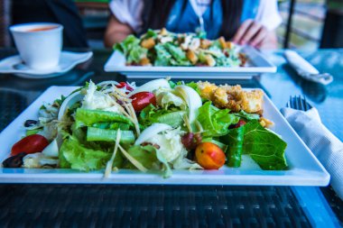 Karışık sebze salatası ve ballı limon sosu Tayland 'da haşlanmış yumurta ve pastırma.