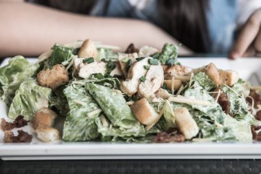 Izgara tavuklu Sezar salatası, Tayland.