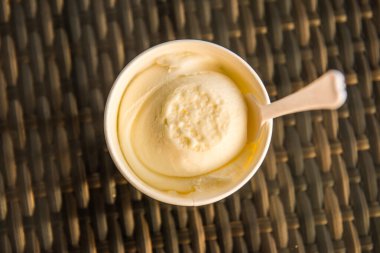 Beyaz kağıt bardaklı beyaz dondurma, Tayland.