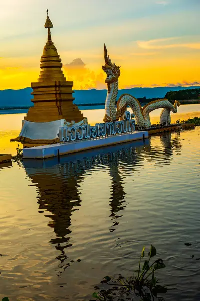 Biała Statua Naga Nad Jeziorem Kwan Phayao Tajlandia — Zdjęcie stockowe