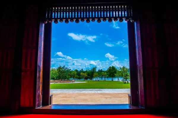 Chiang Rai 'deki meditasyon salonunun kapısı.