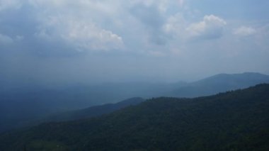 4K Mong Doi Pui köyü ve Chiang Mai vilayetindeki dağ manzarası..