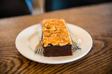 Beyaz tabakta browni keki, Tayland.