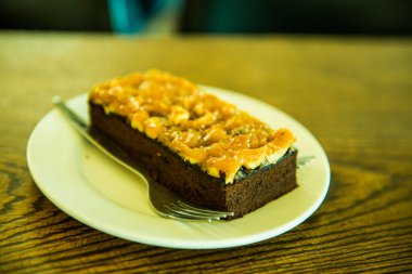 Beyaz tabakta browni keki, Tayland.