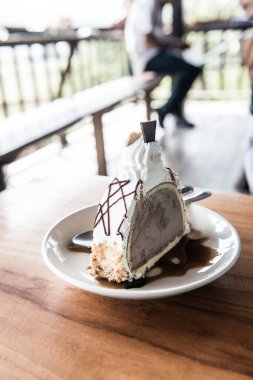 Dondurmalı pasta beyaz tabak, Tayland.