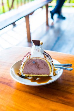 Dondurmalı pasta beyaz tabak, Tayland.