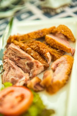 Tayland 'da beyaz tabakta ördek.