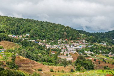 Mon Cham, Tayland 'daki dağdaki köy..