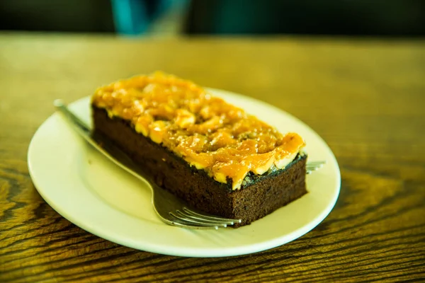 Beyaz tabakta browni keki, Tayland.