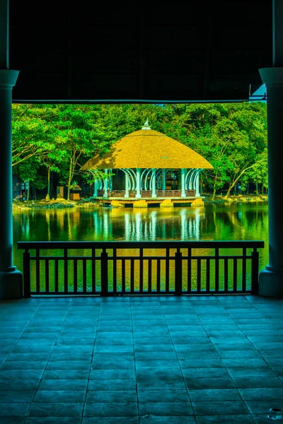 Göl kenarındaki güzel dinlenme evi, Tayland.