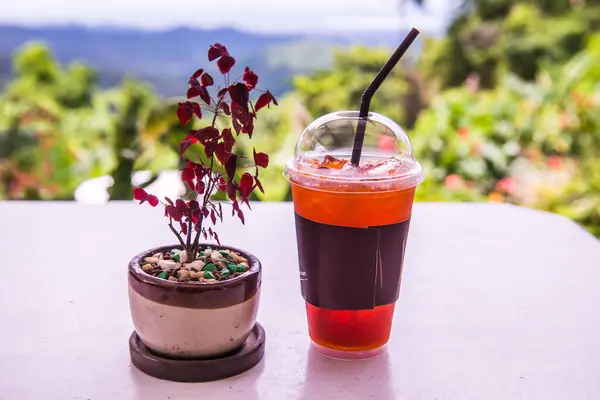 Masada buzlu limon çayı olan küçük bir bitki, Tayland.