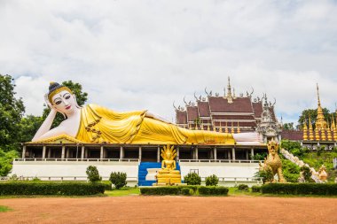 Phra 'da uzanan güzel Buda heykeli Sugkhon Khiri tapınağı, Tayland.