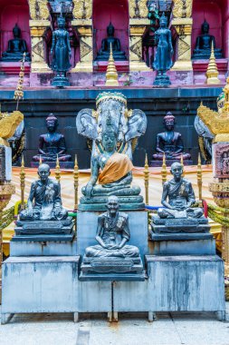 Antik Buda heykeli ve keşiş heykeli Phra 'da Suthon Mongkhon Khiri tapınağı, Tayland.